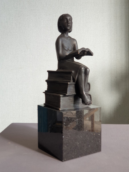 Reading Girl original painting by Liutauras Griežė. Sculpture