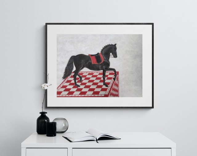 Juodas žirgas ant raudonos šachmatų lentos